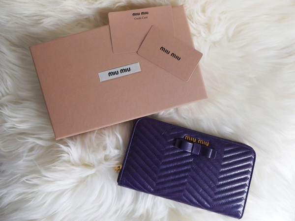 2017新作入荷 MIU MIU*可愛いミュウミュウスーパーコピー リボン付キルティング*ラウンド財布 VIOLA 5M0506